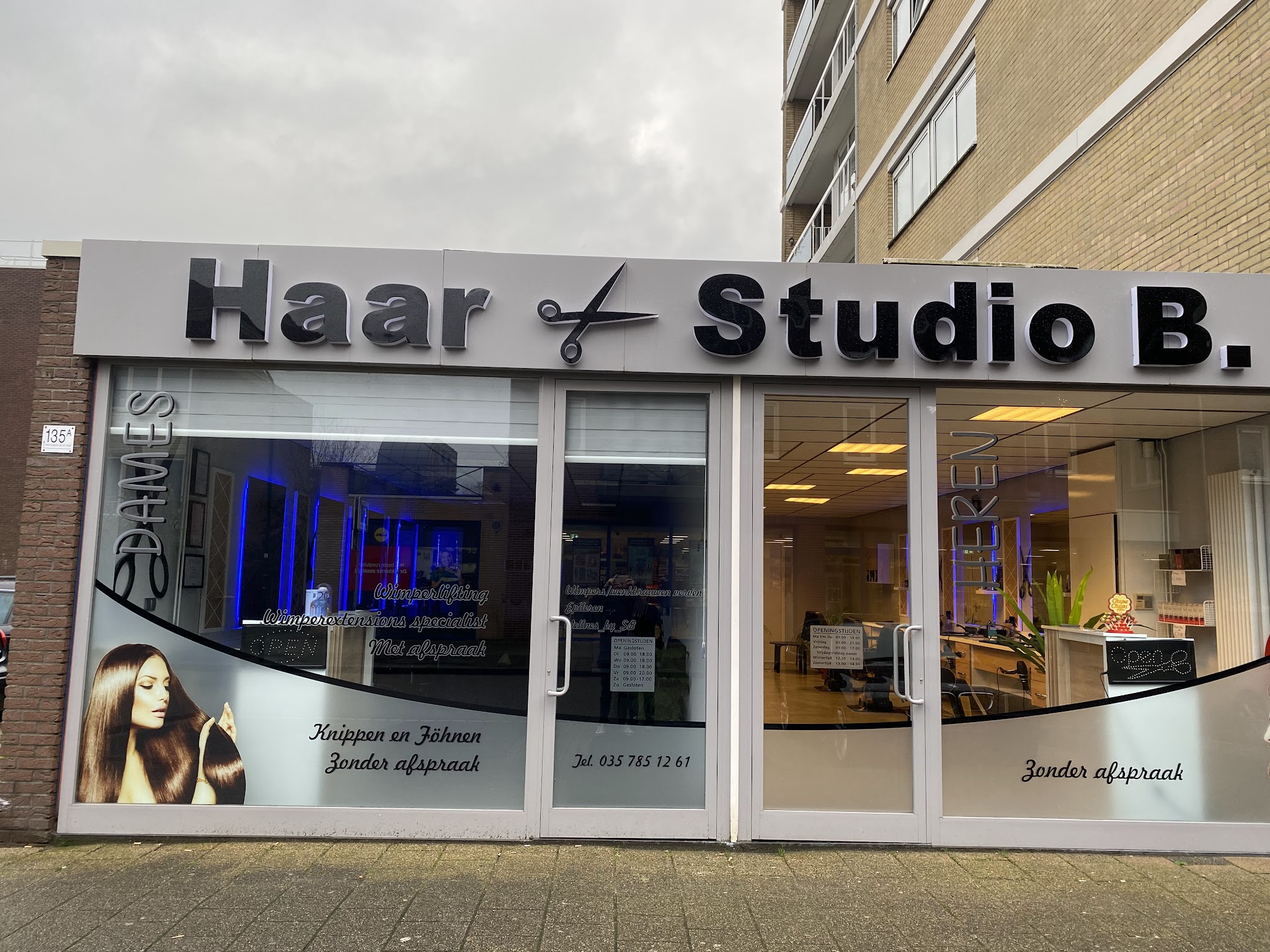 De winkel van Haarstudio B aan de Weegbreestraat 135a, met het bord Haar Studio B. boven de etalage